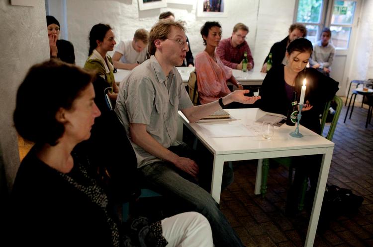 Mødested. Poesiens Hus har dannet ramme om en lang række litteraturarrangementer og oplæsninger. Her en temaaften om kulturtidsskrifter  i fjor. 