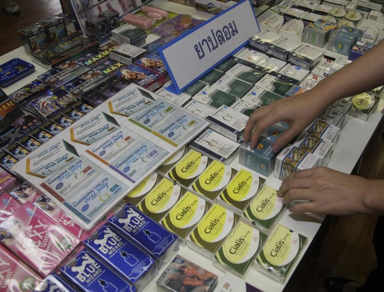 potent. Det er blandt andet potenspiller fra Asien, som danskere forsøger at forsøde sexlivet med. Billedet viser nogle af de forfalskede midler, som de thailandske myndigheder har beslaglagt. 