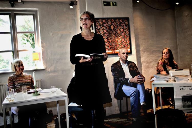 oplæsning. Efter bare halvandet år er Poesiens Hus i Gothersgade lukket. På billedet er Kirsten Jørgensen, sognepræst i Kerteminde, ved at læse op fra en uudgivet samling af mundrette bønner. 