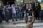 OPTØJER. En syrisk dreng viste i går et portræt af en dræbt under en demonstration mod den syriske præsident Bashar Al-Assads regime. . 