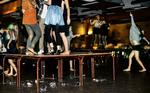 Fest. Nogle forældre er i tvivl, om de faktisk er for strenge, hvis de siger nej. Om det vil udelukke deres barn fra gruppen, hvis de er restriktive over for deres barns forhold til alkohol. 