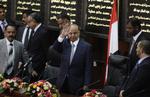 hej! Abu-Rabbu Mansour vinker, da han ankommer til parlamentet i Sanaa. Mansour blev valgt med 99,8 procent af stemmerne ved tirsdagens præsidentvalg i Yemen. 