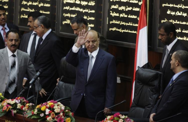 hej! Abu-Rabbu Mansour vinker, da han ankommer til parlamentet i Sanaa. Mansour blev valgt med 99,8 procent af stemmerne ved tirsdagens præsidentvalg i Yemen. 
