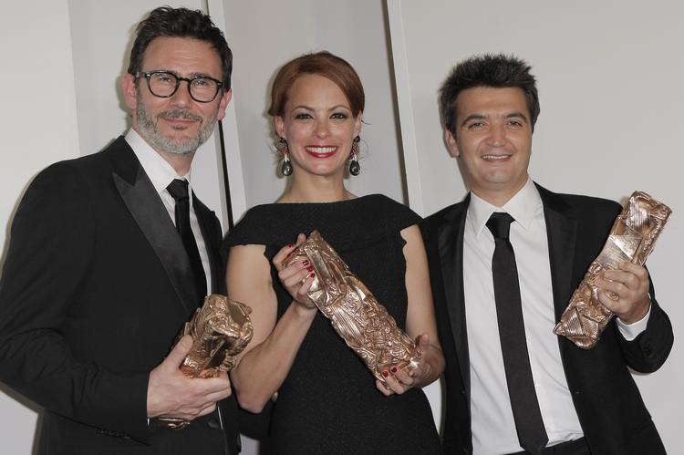 vindertrio. Instruktør Michel Hazanavicius, den kvindelige hovedrolleindehaver Berenice Bejo og producenten Thomas Langmann med tre af de Cesars, som 'The Artist' vandt. 