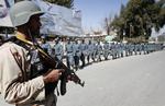 koranafbrænding. Urolighederne efter at amerikanske soldater i forbindelse med en oprydning brændte nogle koraner fortsætter på femte dag. Billedet er fra byen Mehterlam øst for Kabul, hvor afghanskeke politibetjente er på vej mod en antiamerikansk demonstration. 
