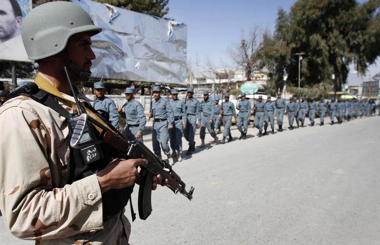 koranafbrænding. Urolighederne efter at amerikanske soldater i forbindelse med en oprydning brændte nogle koraner fortsætter på femte dag. Billedet er fra byen Mehterlam øst for Kabul, hvor afghanskeke politibetjente er på vej mod en antiamerikansk demonstration. 