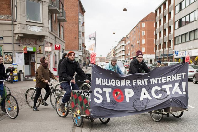MARKERING. Her er en flok demonstranter på vej mod Israels Plads, hvor demonstrationen i København skulle starte. 