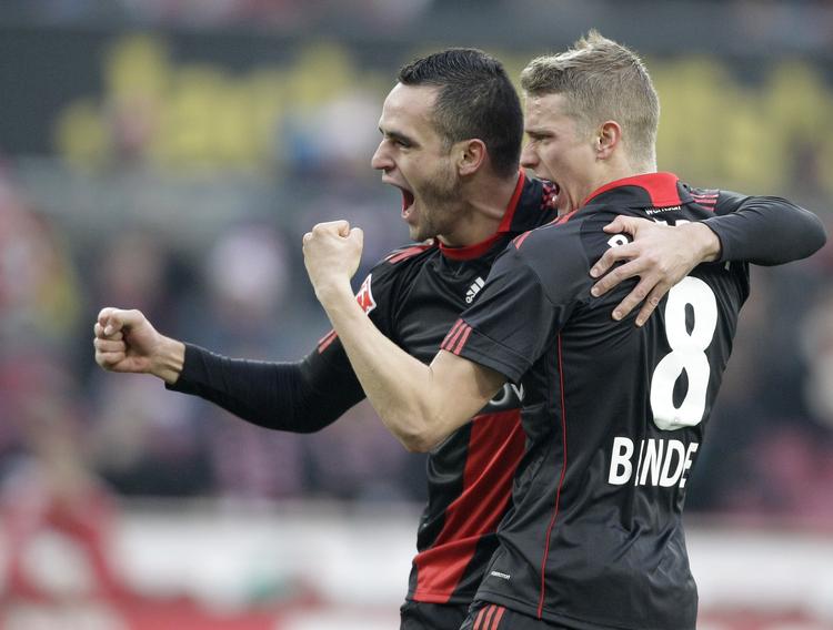 0-2. Begge Bayer Leverkusens mål blev scoret af Lars Bender (th.). 