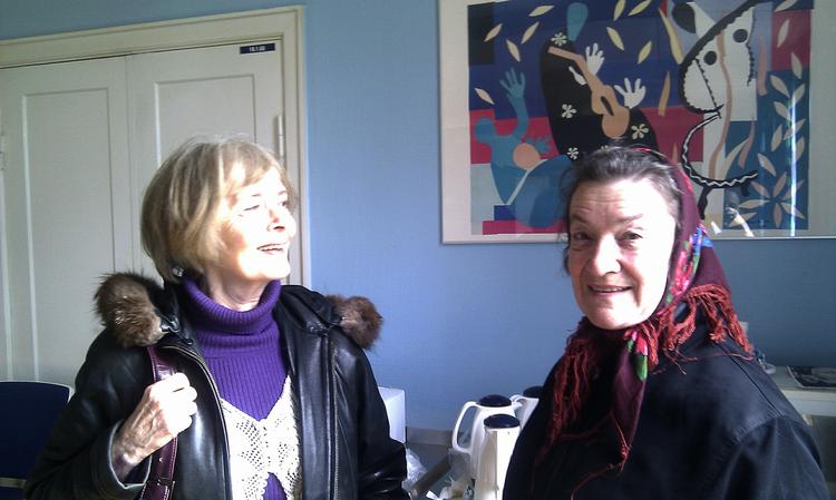 Nysgerrige. Ebba Prins og Elisabeth Mørch føler sig trygge efter dagens informationsmøde. Så nu står den igen på Flamingodans og ridning for de to 75 årige hofteopererede kvinder. 