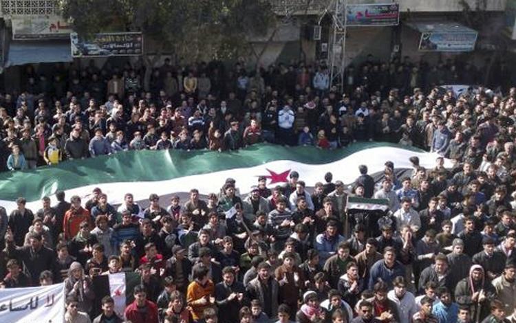 Demonstration. En lokal borger har taget dette billede af en af oprørernes demonstrationer, som angiveligt finder sted i byen Idlib, hvor oprørerne står stærkt. Det er dog svært at få verificeret rigtigheden af billeder fra Syrien, da det er livsfarligt for fotografer og journalister at bevæge sig rundt i landet. 