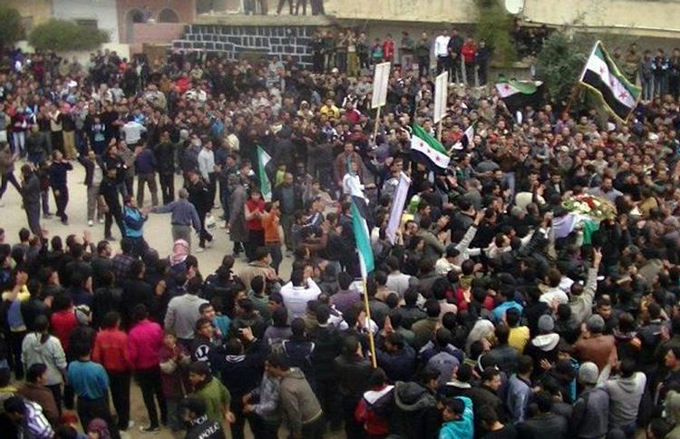 optog. Dette billede er stillet til rådighed af Local Coordination Committees in Syria og viser angiveligt et begravelsesoptog i landsbyen Dael i den sydlige provins Daraa i fredags. Den afdøde blev angiveligt dræbt under en demonstration. 