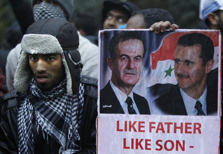 omsiggribende. Det er ikke bare inde i Syrien, at præsident Assad møder modstand. Også i andre lande breder protesterne sig. Billedet er fra i sidste uge, hvor der blev protesteret foran den syriske ambasade i London. 