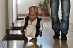 Hårdt. Chandra Bahadur Dangi fortæller, at han har haft et hårdt liv. Efter at være blevet forældreløs som 12-årig begyndte slægtninge at vise ham frem for at tjene penge. 