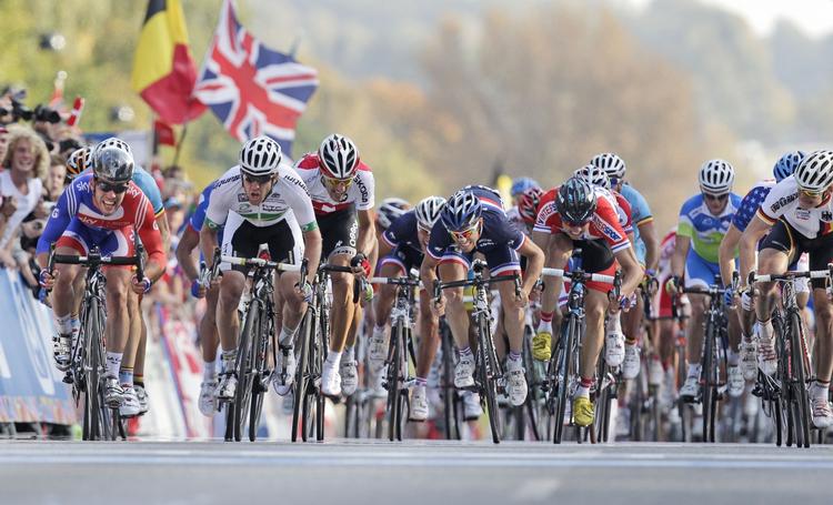 Verdensmester. Mark Cavendish - yderst til venstre - da han spurtede sin VM-titel hjem, da der sidste år blev kæmpet om mesterskabet nord for København. 