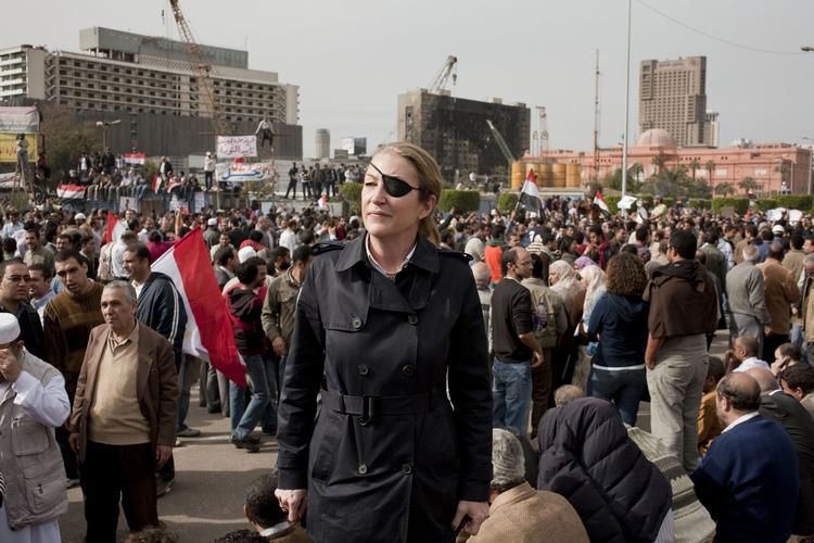 krigskorrespondent. Marie Colvin har i mange år rapporteret fra krigszoner og ses her på Tahrir-pladsen i Kairo under det egyptiske oprør. 