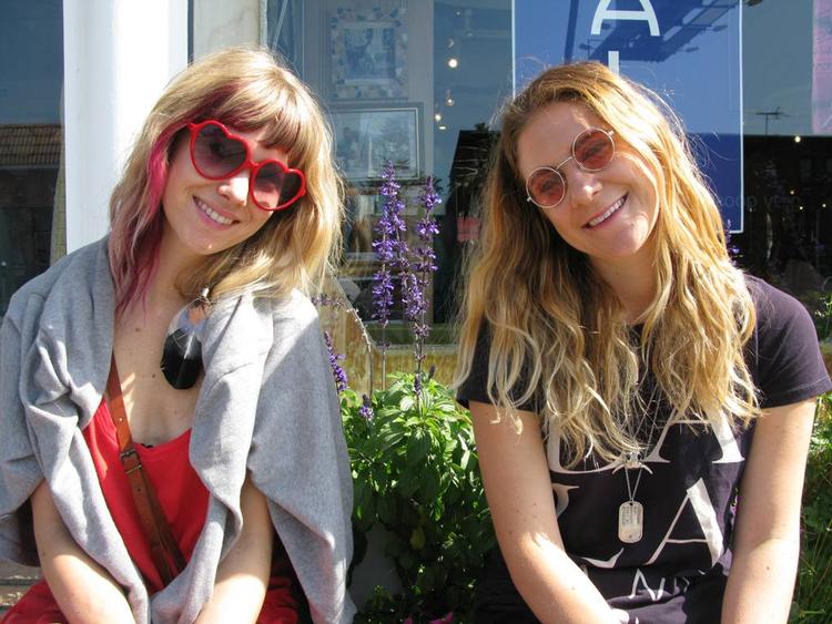 Underholdende. Heather Schwalm (t.v.) og Robin Petering fra Los Angeles har ingen favoritter til Oscar-uddelingen mandag aften dansk tid. De ser det mest showet som underholdning. 