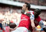 2-2. Efter Bacary Sagna (th.) have reduceret på et hoevdstød udlignede Robbie van Persie og satte Arsenal i gang for alvor. 