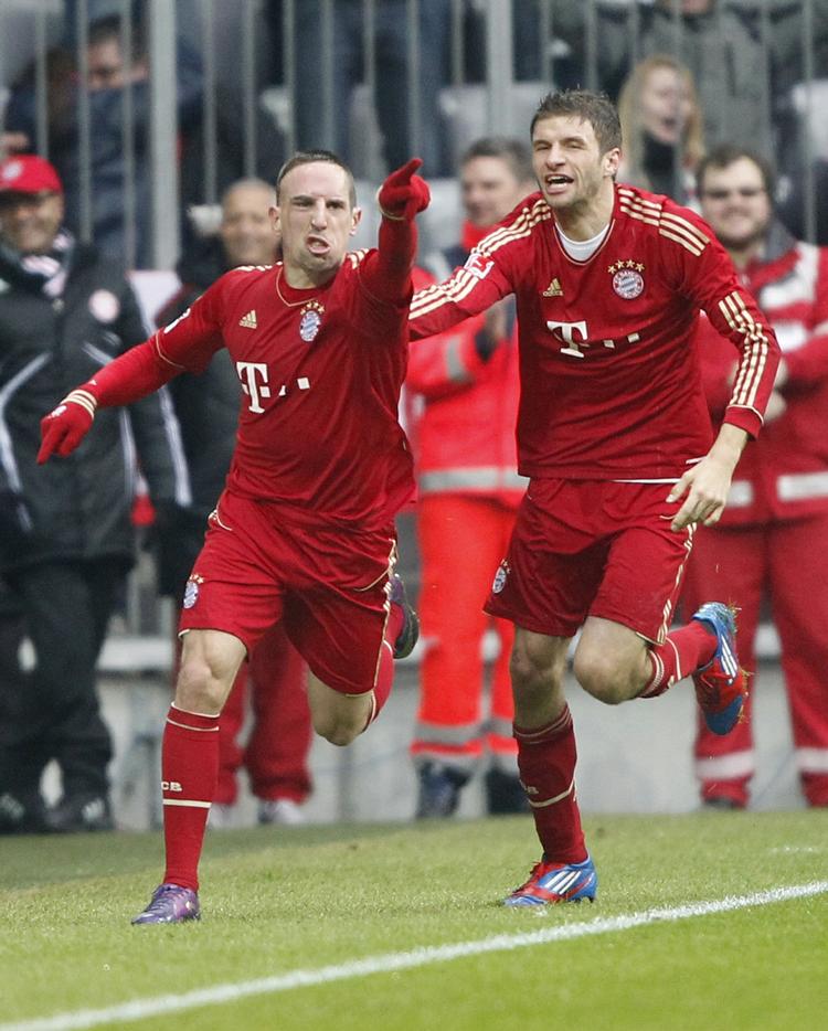 1-0. To gange slog Franck Ribery (tv.) til mod Schalke 04. 