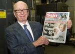 førsteudgave. På dette PR-billede holder Rupert Murdoch den første udgave af sin nye avis 'The Sun on Sundays'. 