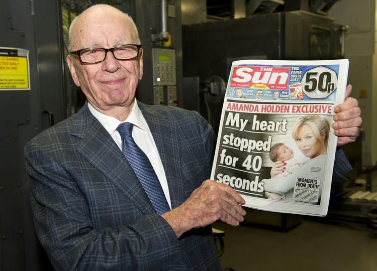 førsteudgave. På dette PR-billede holder Rupert Murdoch den første udgave af sin nye avis 'The Sun on Sundays'. 
