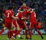 VINDERNE. Lige som i FA Cup-finalen i 2006 var Steven Gerrard anfører for det Liverpoolhold, der vandt et trofæ efter en straffesparkskonkurrence, hvor halvdelen af forsøgene blev brændt. 