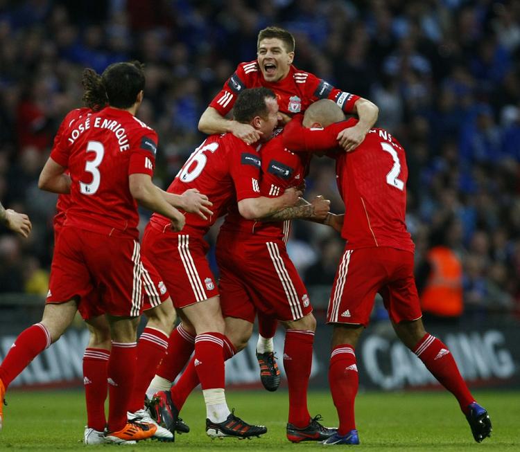VINDERNE. Lige som i FA Cup-finalen i 2006 var Steven Gerrard anfører for det Liverpoolhold, der vandt et trofæ efter en straffesparkskonkurrence, hvor halvdelen af forsøgene blev brændt. 