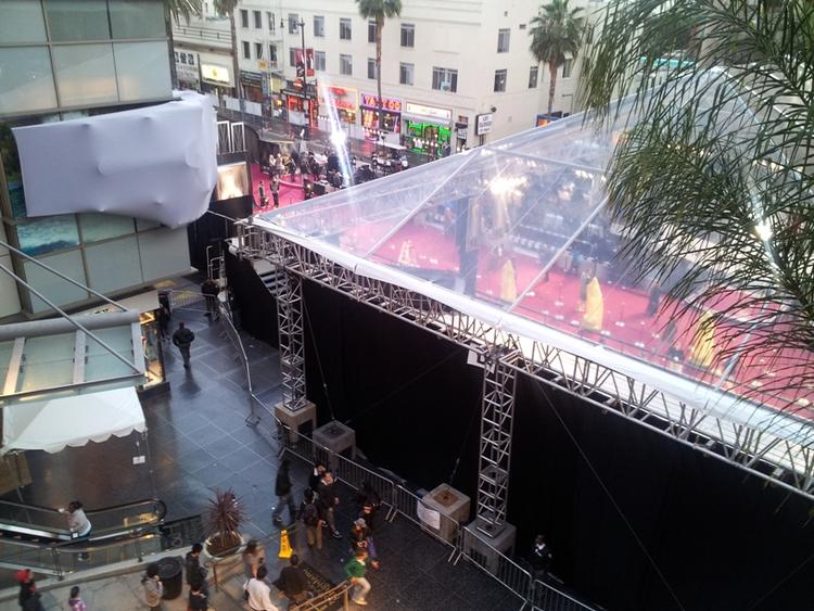 Oscar. Selve Hollywood Boulevard, hvor den lange røde løber går hen til Kodak Theatre, er nu skærmet totalt af for offentligheden. 