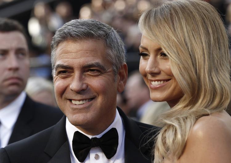 Oscar. George Clooney er netop gået ned ad den røde løber i Los Angeles sammen med veninden Stacy Keibler. 