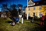 Beboer. Jens Engedal har boet på Christiania i ti år. Han vil hellere tale om de penge, fristaden har skrabet ind, end dem, der endnu mangler, mens han gør æbletræet forårsklar. 