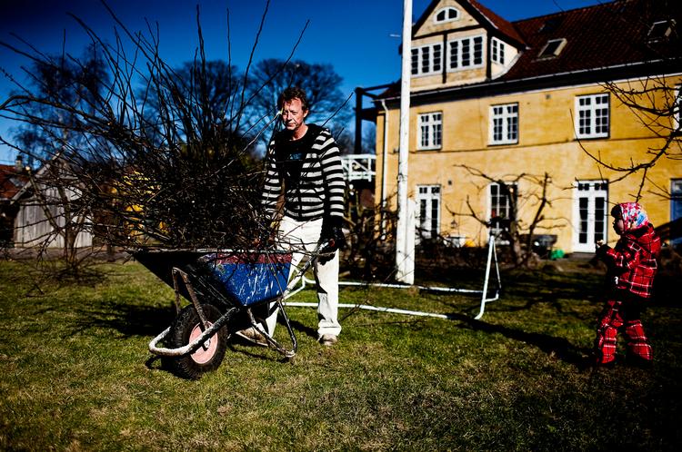 Beboer. Jens Engedal har boet på Christiania i ti år. Han vil hellere tale om de penge, fristaden har skrabet ind, end dem, der endnu mangler, mens han gør æbletræet forårsklar. 