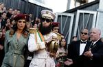 Skandale. »Det her giver mig muligheden for at invitere min ven og tennisdoublepartner, Kim Jung-Il. Det var hans drøm at komme til Oscar-uddelingen og blive strøet ud over den røde løber og Halle Berrys bryst«, sagde 'The Dictator' alias Sacha Baron Cohen i Los Angeles. 