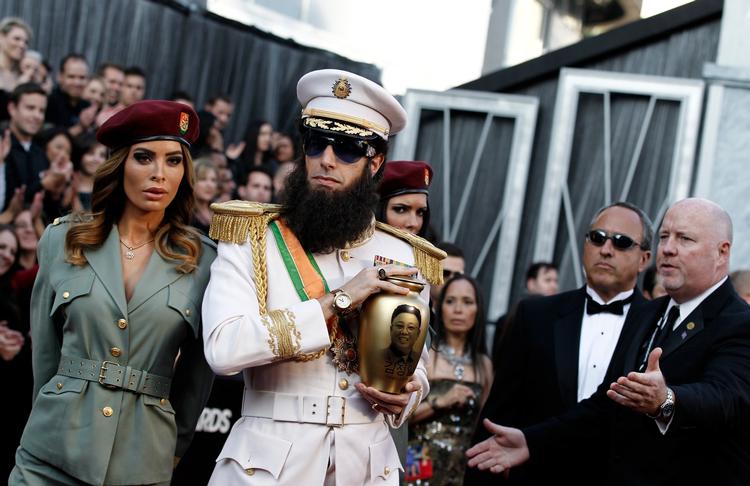 Skandale. »Det her giver mig muligheden for at invitere min ven og tennisdoublepartner, Kim Jung-Il. Det var hans drøm at komme til Oscar-uddelingen og blive strøet ud over den røde løber og Halle Berrys bryst«, sagde 'The Dictator' alias Sacha Baron Cohen i Los Angeles. 