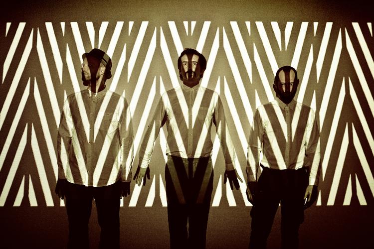 Nyt. WhoMadeWho spiller ud  med et lysere og lettere album end det  indadvendte mellemspil 'Knee Deep',  men de hører sammen, når det kommer  til stykket. 