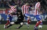 stoppet. Lionel Messi bliver stoppet i Atleticos forsvar. Senere tog han revanche med et flot frisparksmål. 