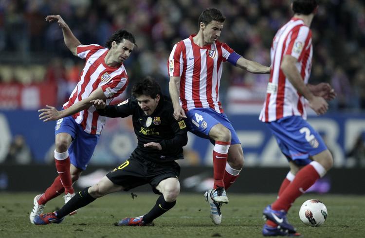 stoppet. Lionel Messi bliver stoppet i Atleticos forsvar. Senere tog han revanche med et flot frisparksmål. 