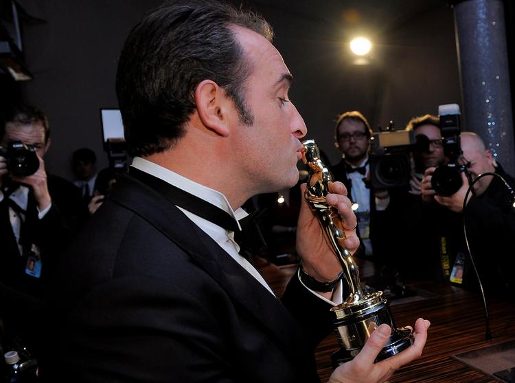 Kys. Jean Dujardin fejrer sin store triumf med et smækkys til statuetten. 