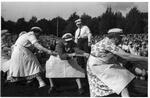 MORMOR. Fagenes Fest 1952. Anmelderen mener, at den stærke kvinde i midten måske er hans mormor. 