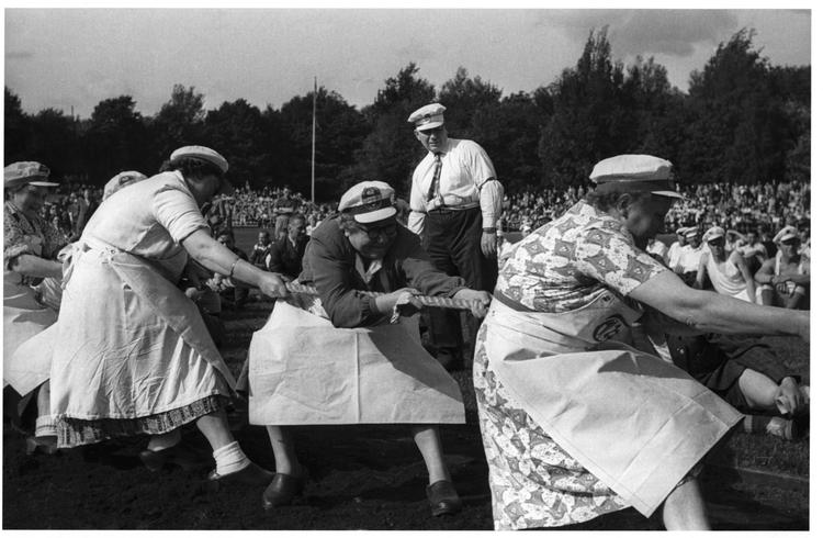 MORMOR. Fagenes Fest 1952. Anmelderen mener, at den stærke kvinde i midten måske er hans mormor. 