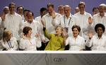 topmøde. Udenrigsministre fra G20-landene omkring en farvestrålende Hilary Clinton ved organisationens møde i Mexico. USA presser på for, at europæiske stats- og regeringsledere putter flere penge i den redningsfond, som skal sikre økonomien i skrøbelige europæiske lande. 