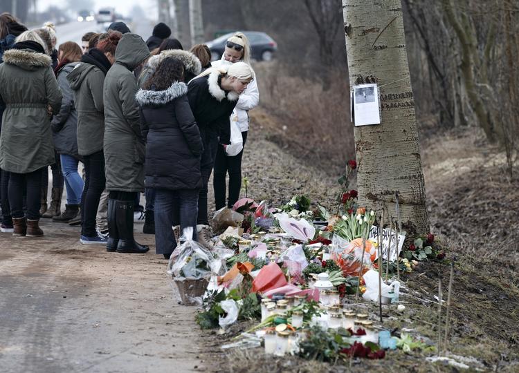 dødsulykke. Klassekammerater til en af de fire trafikdræbte lægger blomster og tænder lys på stedet hvor de fire unge kørte sig ihjel på Køgevej ved Roskilde natten til søndag. 