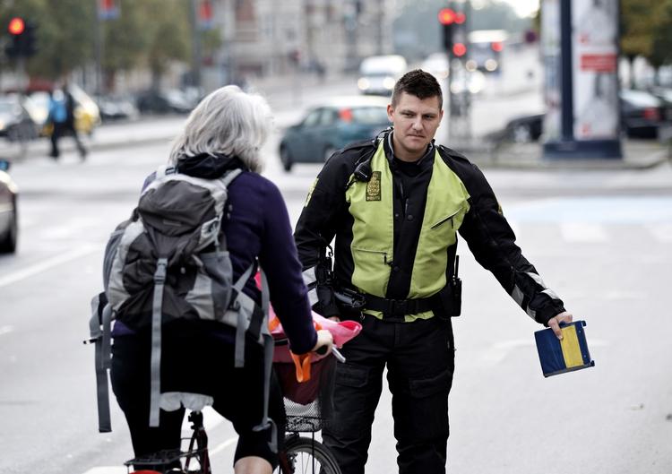 Razzia. Politiet har i denne uge fokus på cyklisternes adfærd i trafikken. Her ses en betjent i aktion ved en tidligere kontrol-aktion i København. 