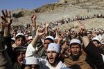 Vrede. Mange afghanske muslimer er gået på gaden i protest over, at amerikanske soldater har brændt koraner af på en militærbase. 