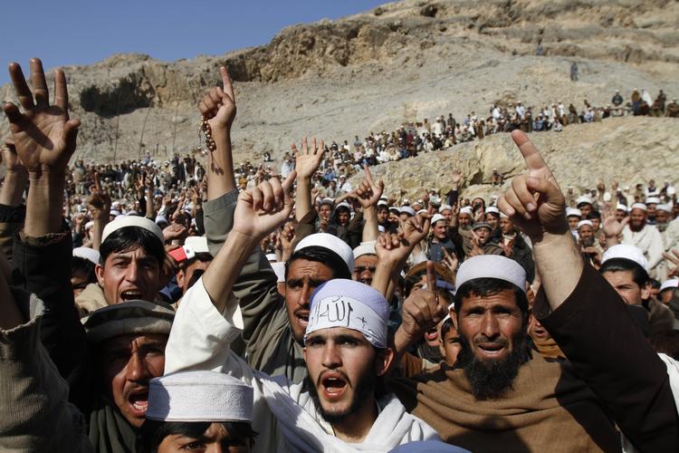 Vrede. Mange afghanske muslimer er gået på gaden i protest over, at amerikanske soldater har brændt koraner af på en militærbase. 