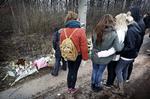 dødsulykke. Klassekammerater til en af de fire trafikdræbte lægger blomster og tænder lys på stedet hvor de fire unge kørte sig ihjel på Køgevej ved Roskilde natten til søndag. 