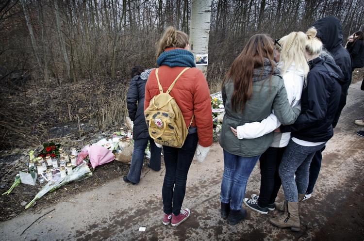dødsulykke. Klassekammerater til en af de fire trafikdræbte lægger blomster og tænder lys på stedet hvor de fire unge kørte sig ihjel på Køgevej ved Roskilde natten til søndag. 