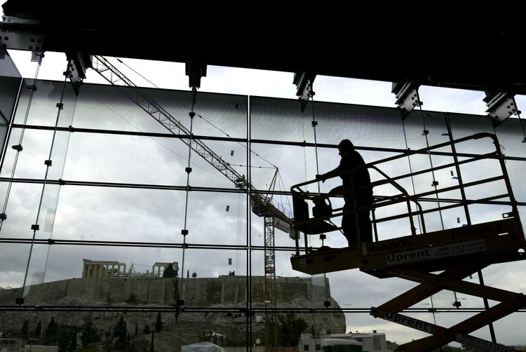 ARBEJDE. Græske arbejdere tilbringer 2.017 timer om året på deres arbejde. Det er det højeste i Europa. Her ses græsk arbejder i gang med at bygge landets Akropolismuseum. 