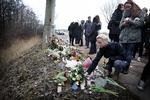 Sorg. En gymnasieklasse fra Himmelev Gymnasium lægger blomster og tænder lys for deres klassekammerat Sebastian. 