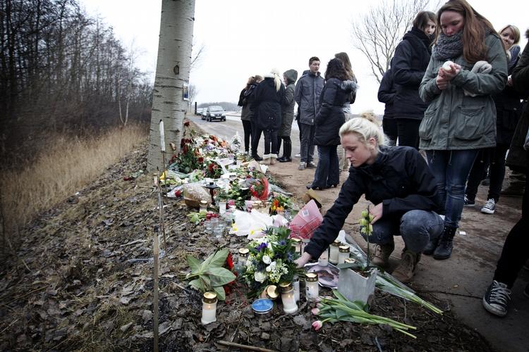 Sorg. En gymnasieklasse fra Himmelev Gymnasium lægger blomster og tænder lys for deres klassekammerat Sebastian. 