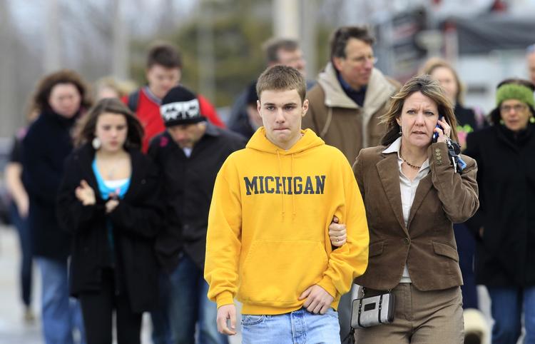 Elever forlader skolen i Ohio, efter en elev har skudt mod medstuderende. 