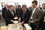 Innovatører? Lars Løkke, Martin Geertsen og Kristian Jensen fejrer at betalingsringen er blevet droppet - ved at spise lagkage. 